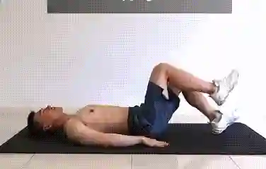 Man doing lower abs leg lift crunches — beginner core exercise at home