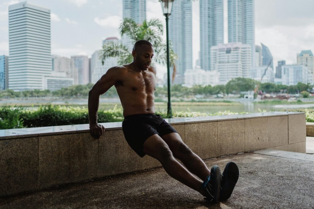 Man doing bodyweight dip on ledge - calisthenics upper body workout